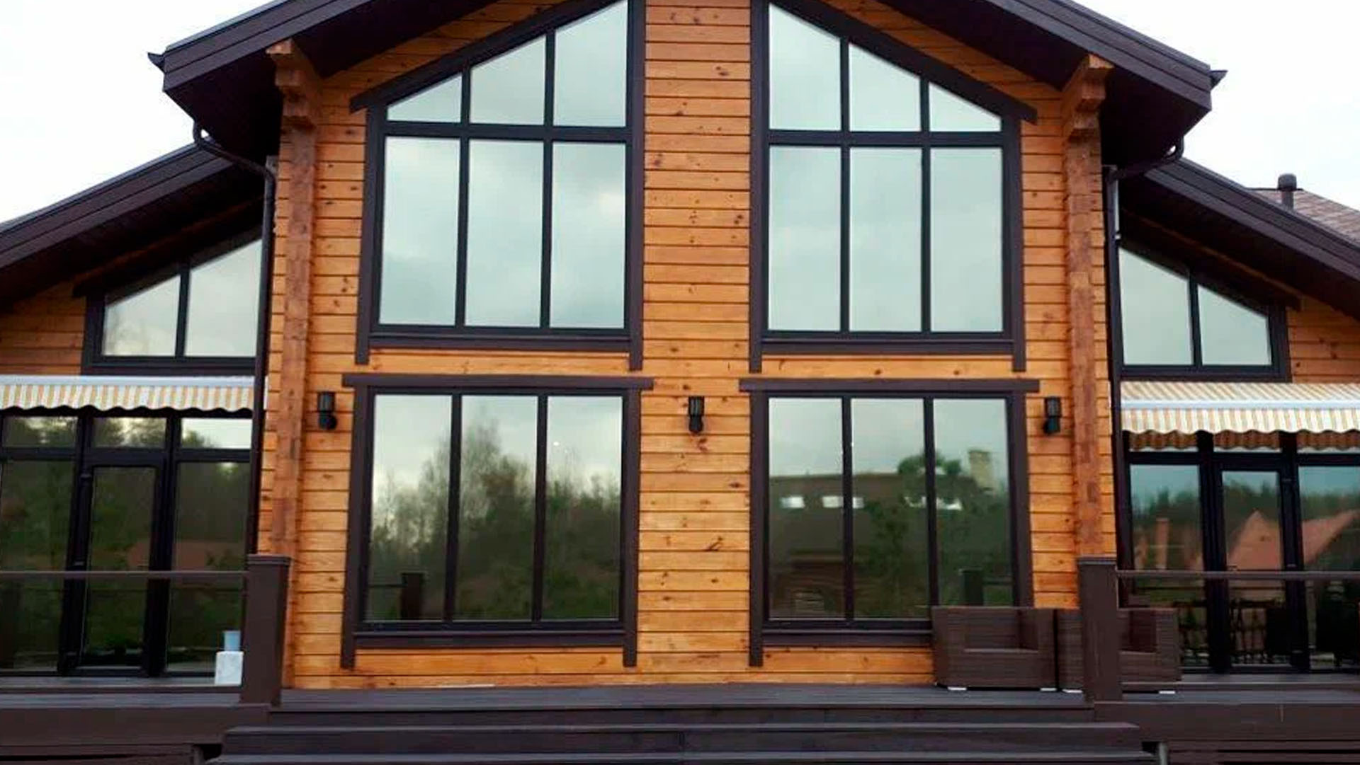 Профессиональная тонировка окон в коттедже в Москве. Повышение приватности, безопасности и энергоэффективности вашего загородного дома.