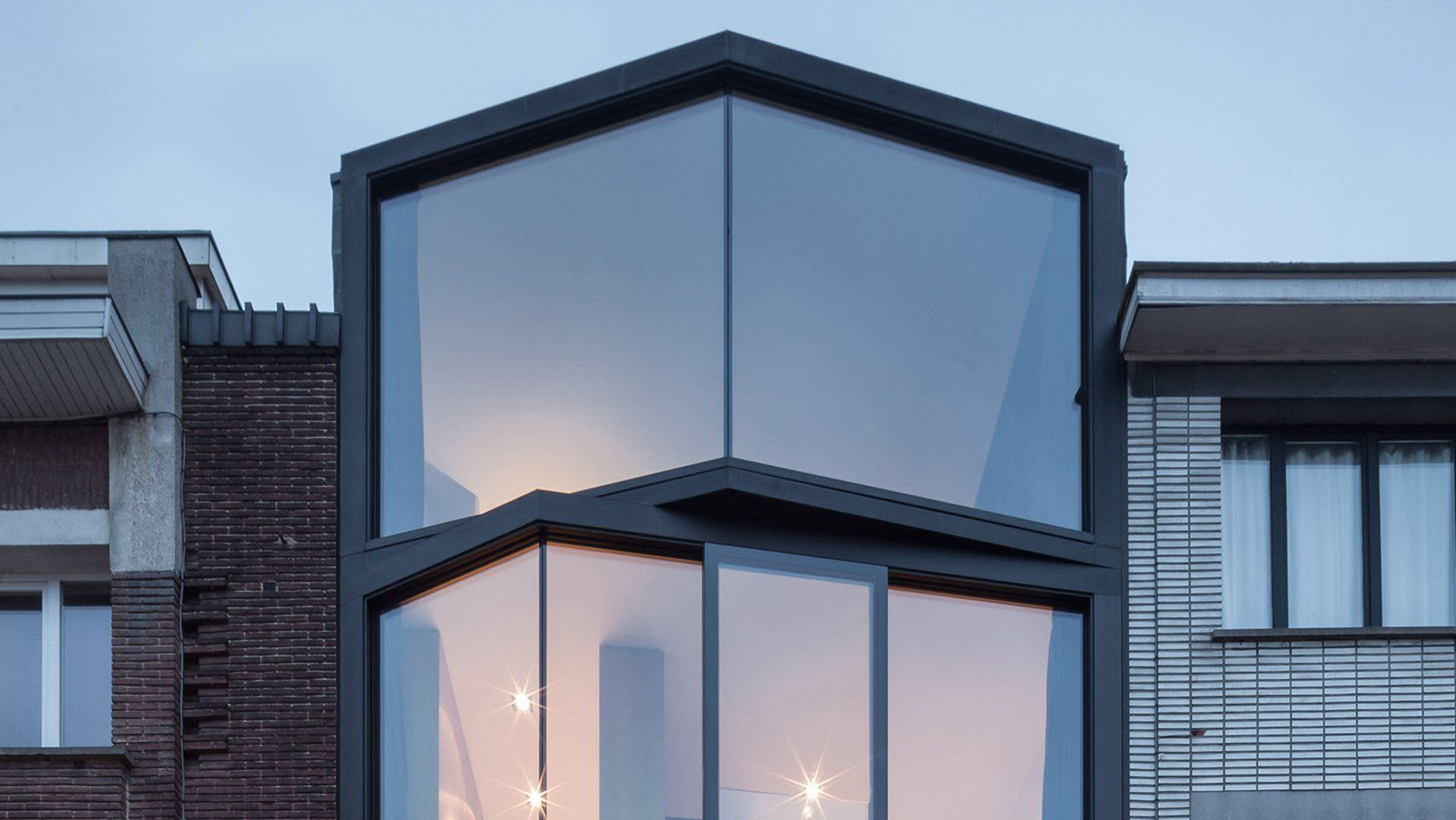 Профессиональная тонировка окон в загородных домах Москвы. Повышение безопасности, приватности и снижение температуры внутри помещения.